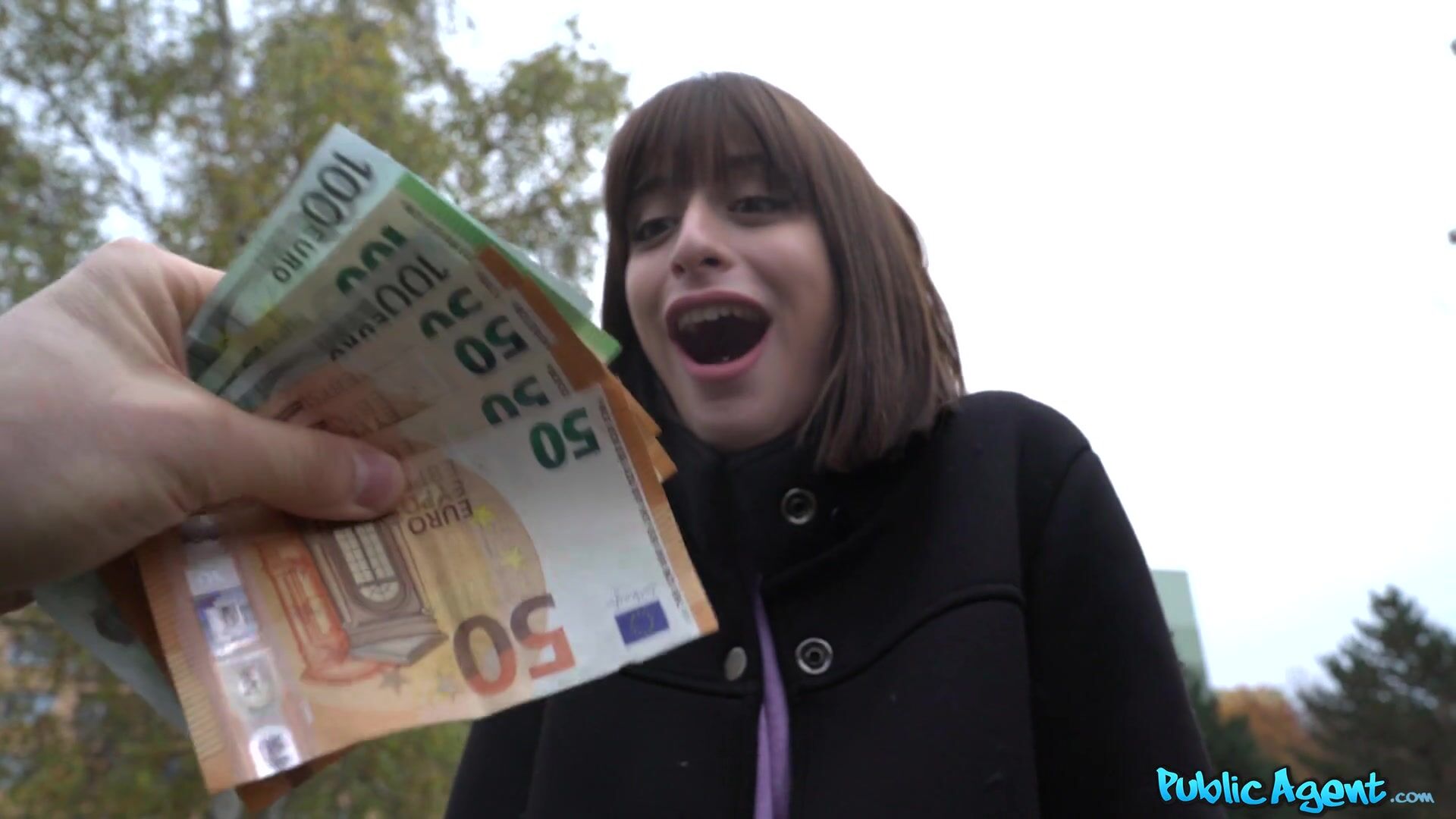 Итальянка нашла способ поднять бабла! В подъезде поебаться решила она!