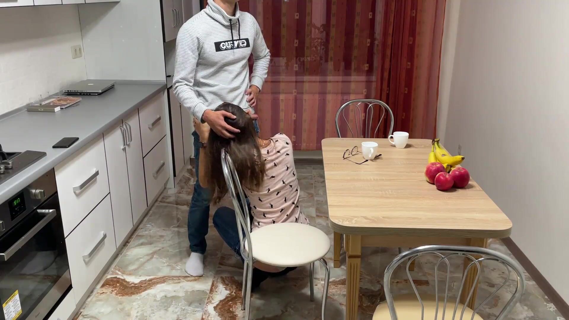 С телефоном в руке отжарил Аньку на кухонном столе