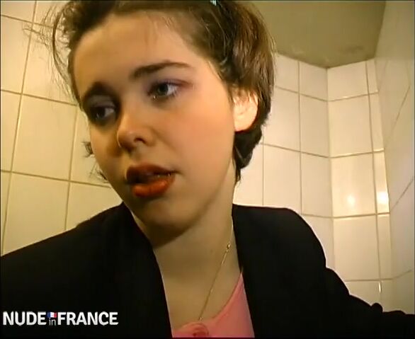 Посторонние личности пердолят оголтелую студентку в жопу на полу столовой